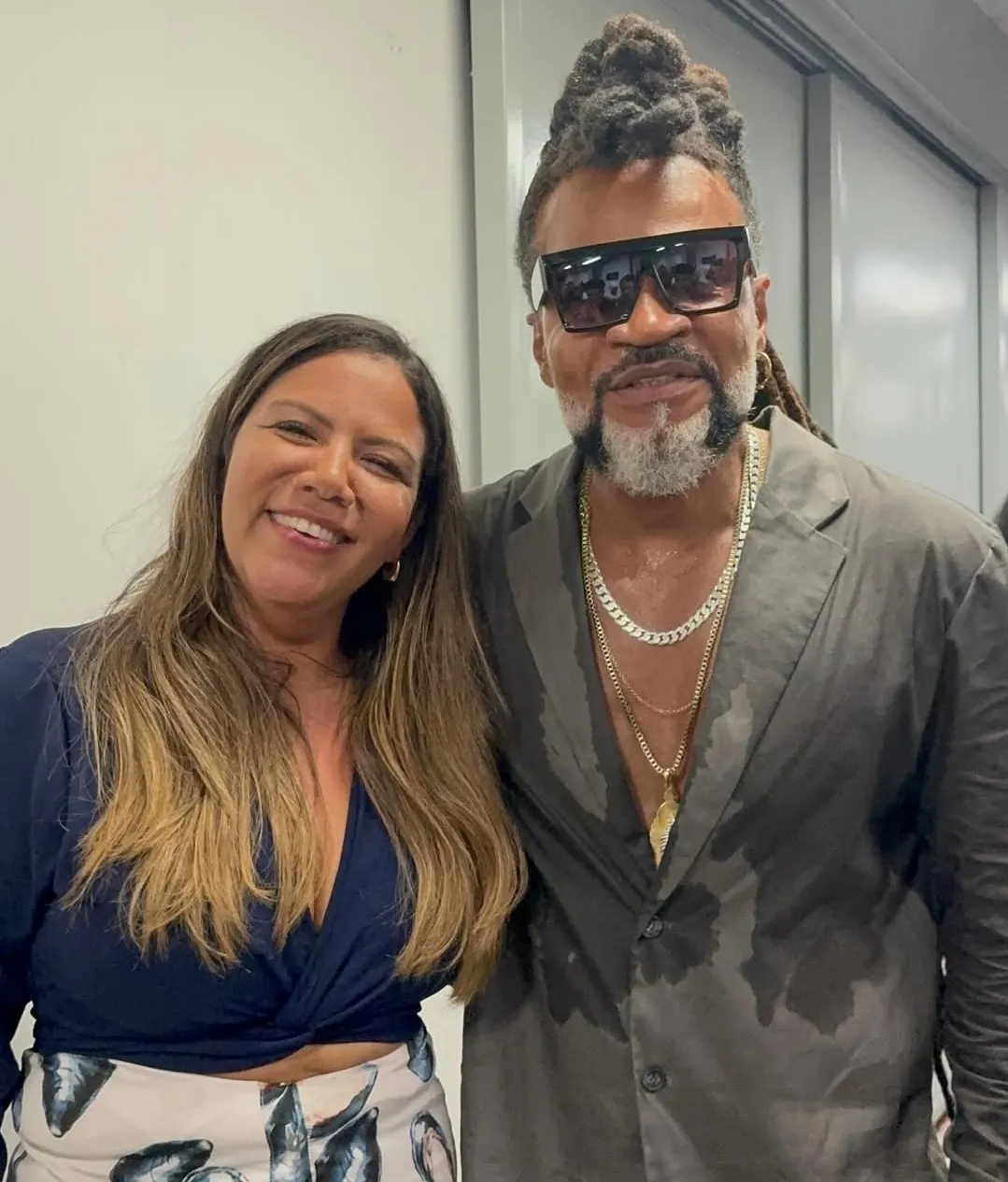 Mani Reggo posa para foto com Carlinhos Brown