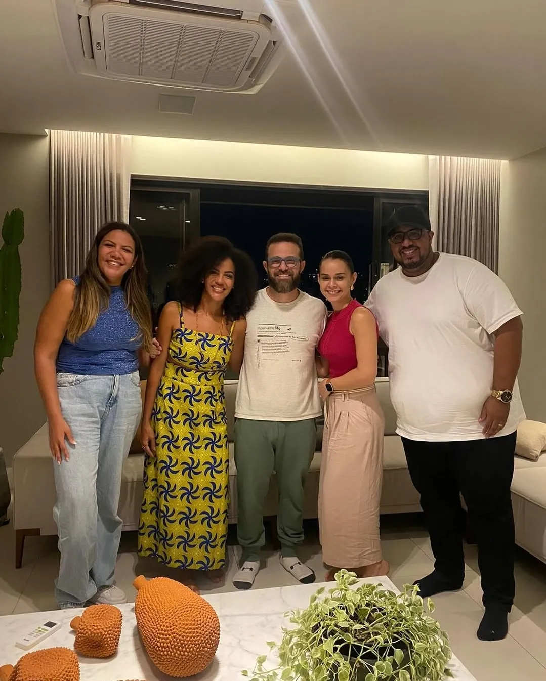 Mani Reggo, Fabiana Reggo, o empresário Fábio Almeida com a esposa e sócia Camila Rebouças, além do produtor Vitor Tiago