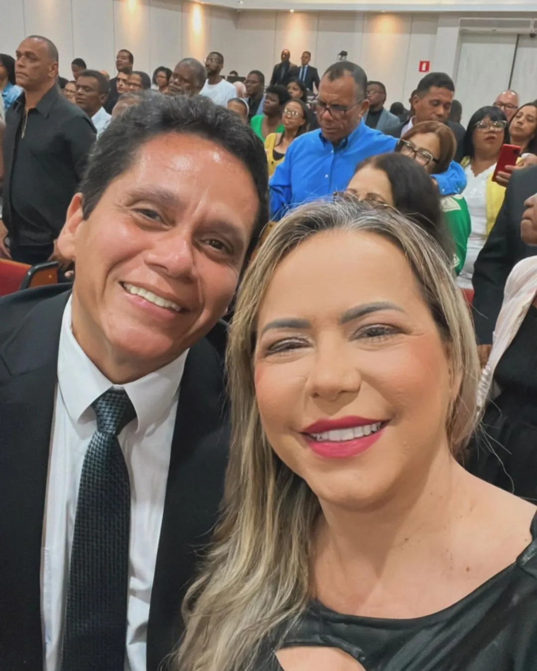 Uziel Bueno e Débora Santana