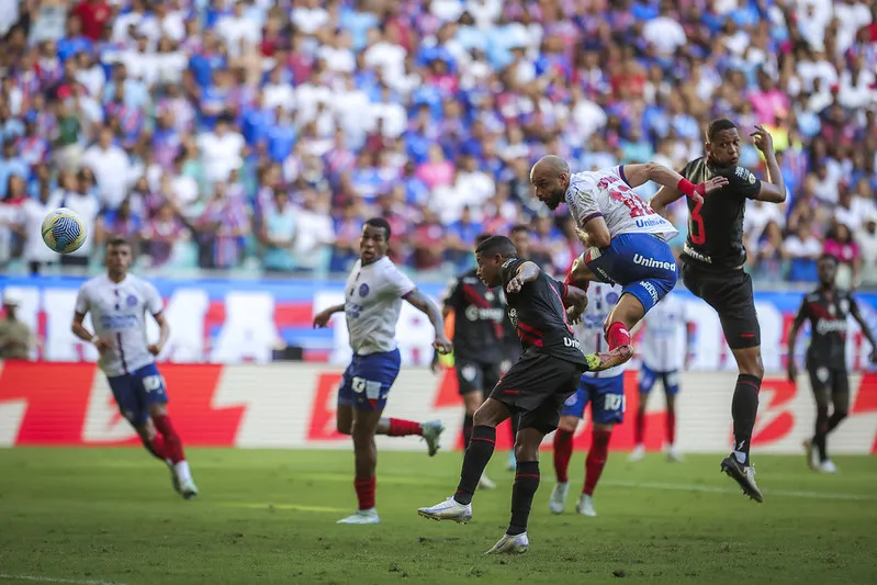 Thaciano abriu a porteira azul, vermelha e branca na Arena Fonte Nova