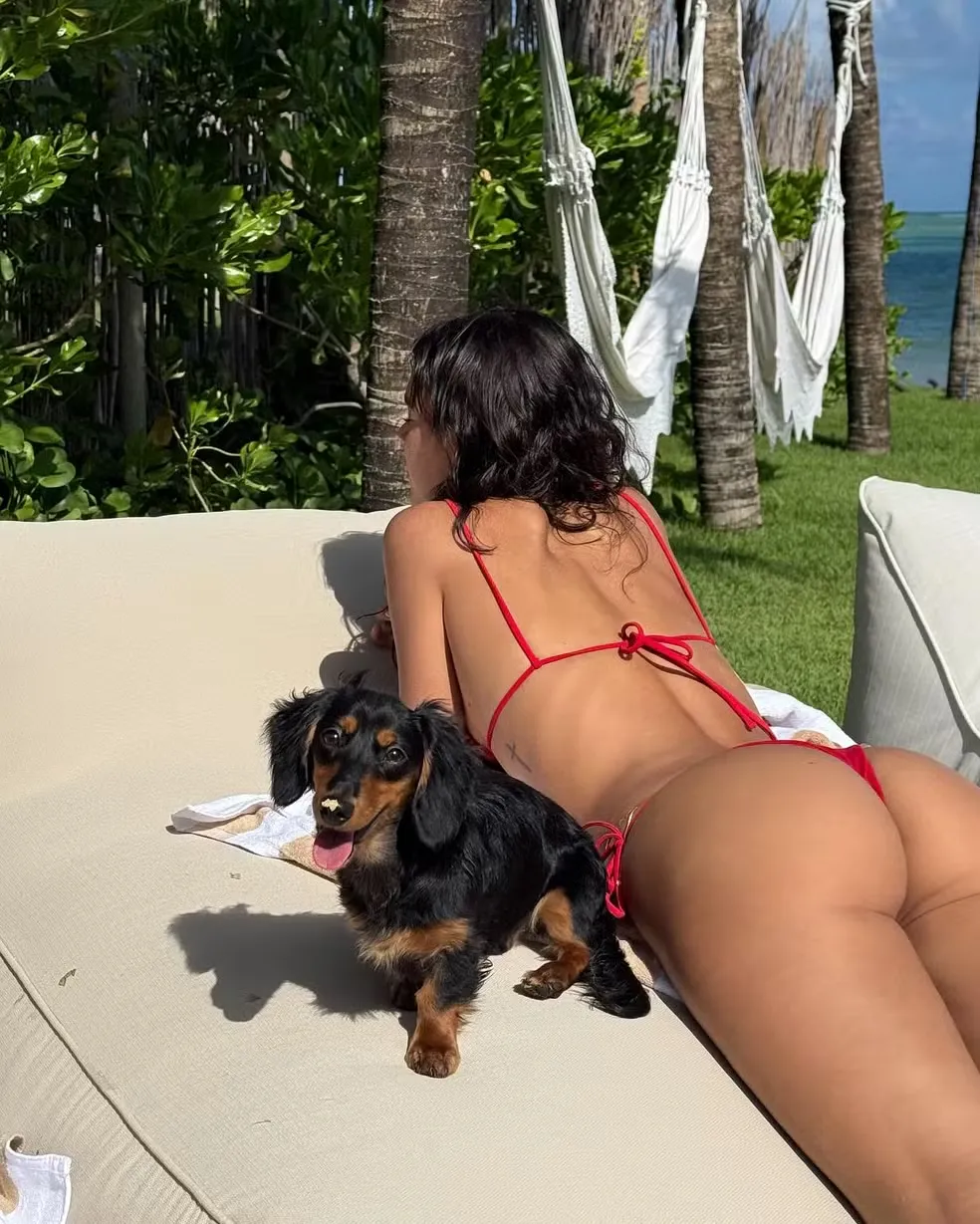 Imagem ilustrativa da imagem Bruna Marquezine coloca bumbum 'pra jogo' em fotos nas férias; veja