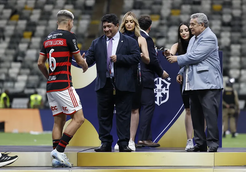 Presidente da CBF, Ednaldo Rodrigues, entrega medalha da Copa do Brasil para Ayrton Lucas, do Flamengo