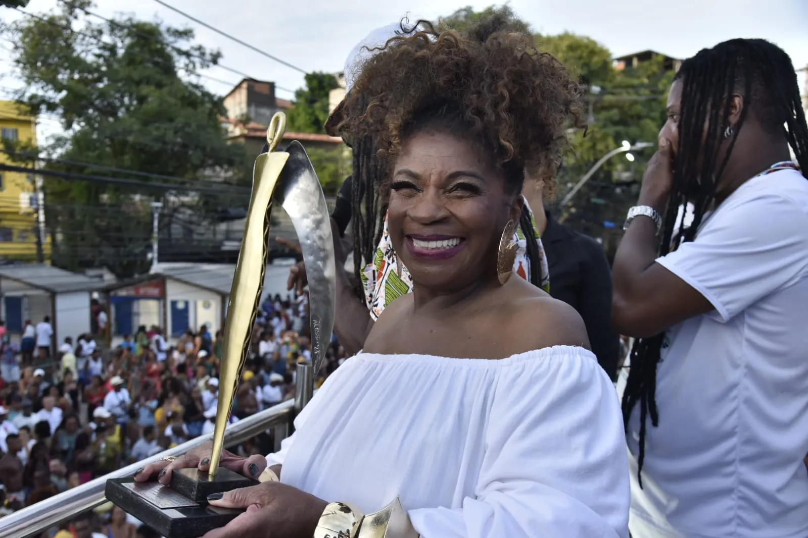 Zezé Motta com o troféu Nobre Guerreira