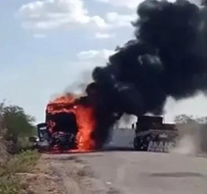 Imagem ilustrativa da imagem Fogo em carreta assusta populares na BR-116; veja imagens