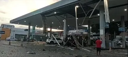 Posto de combustível fica destruído após explosão de carro