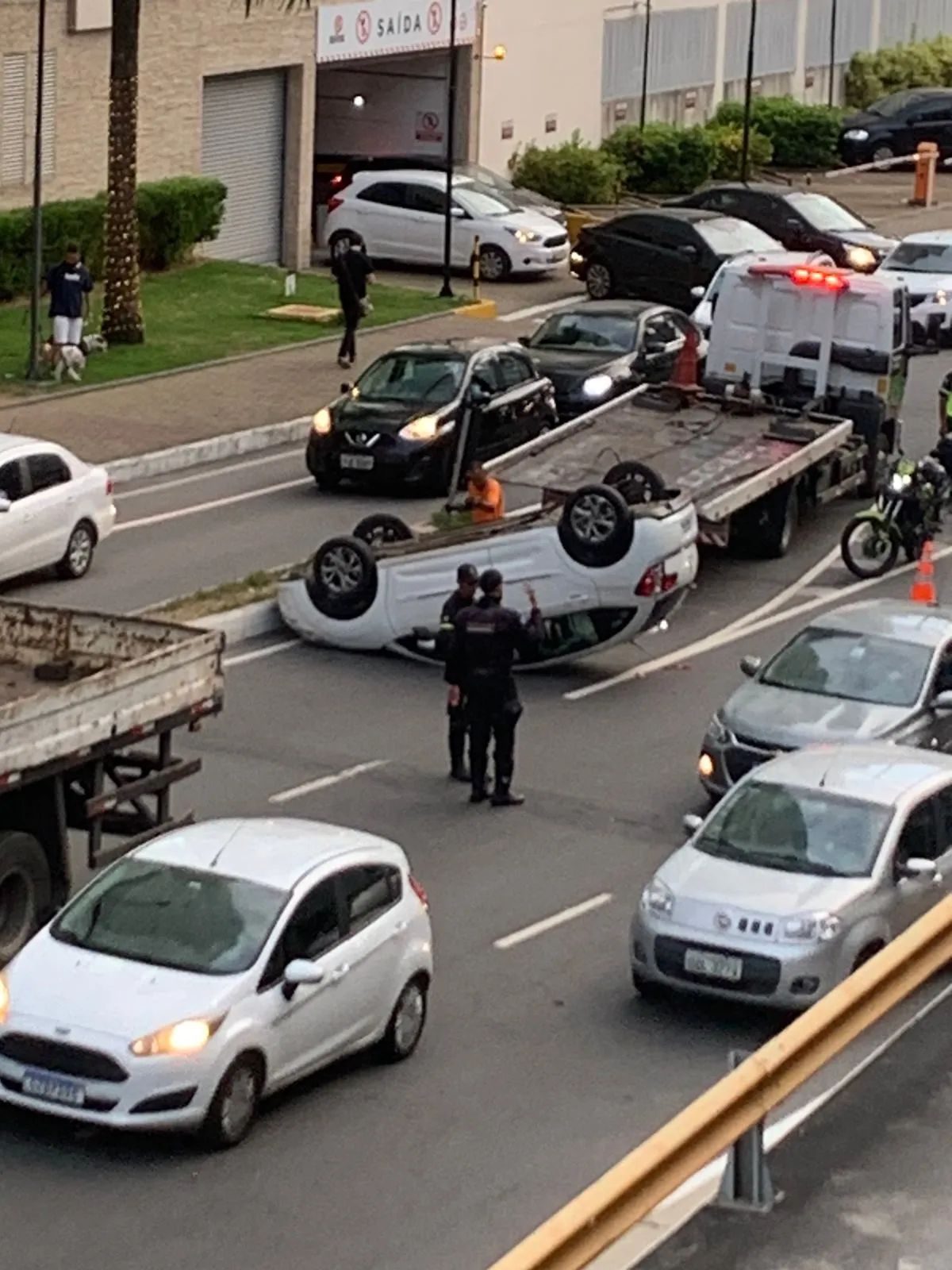 Carro virado congestionou saída do Salvador Shopping