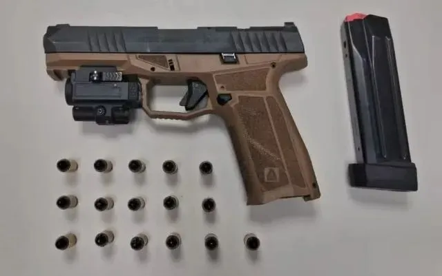 Polícia encontrou uma pistola calibre 9mm com 16 cartuchos com o casal