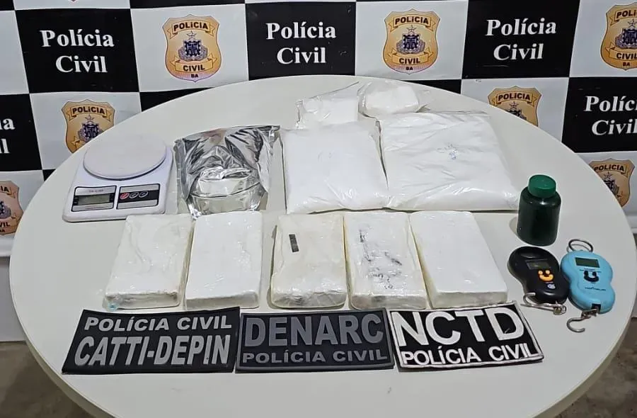 Com o suspeito, foram apreendidos cinco tabletes de cocaína