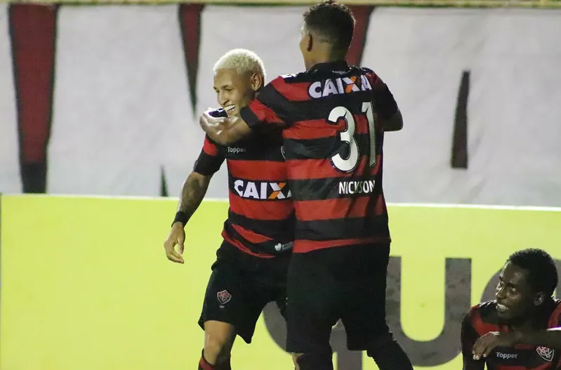 Neilton e Nickson comemoram gol do Vitória contra o Bragantino