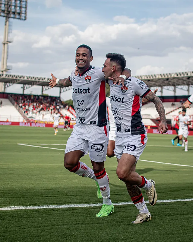 Alerrandro e Mosquito são esperanças de gol para o Vitória, mas o camisa 9 está fora do jogo