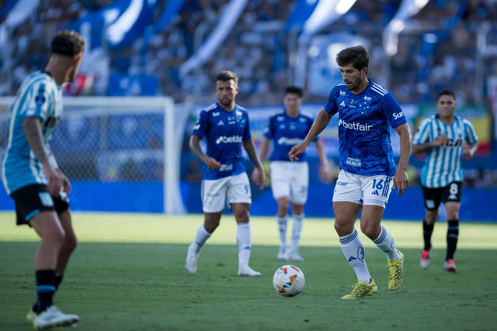 Lucas Silva com a bola dominada