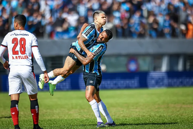 Soteldo e Reinaldo comemorando gol contra o Leão