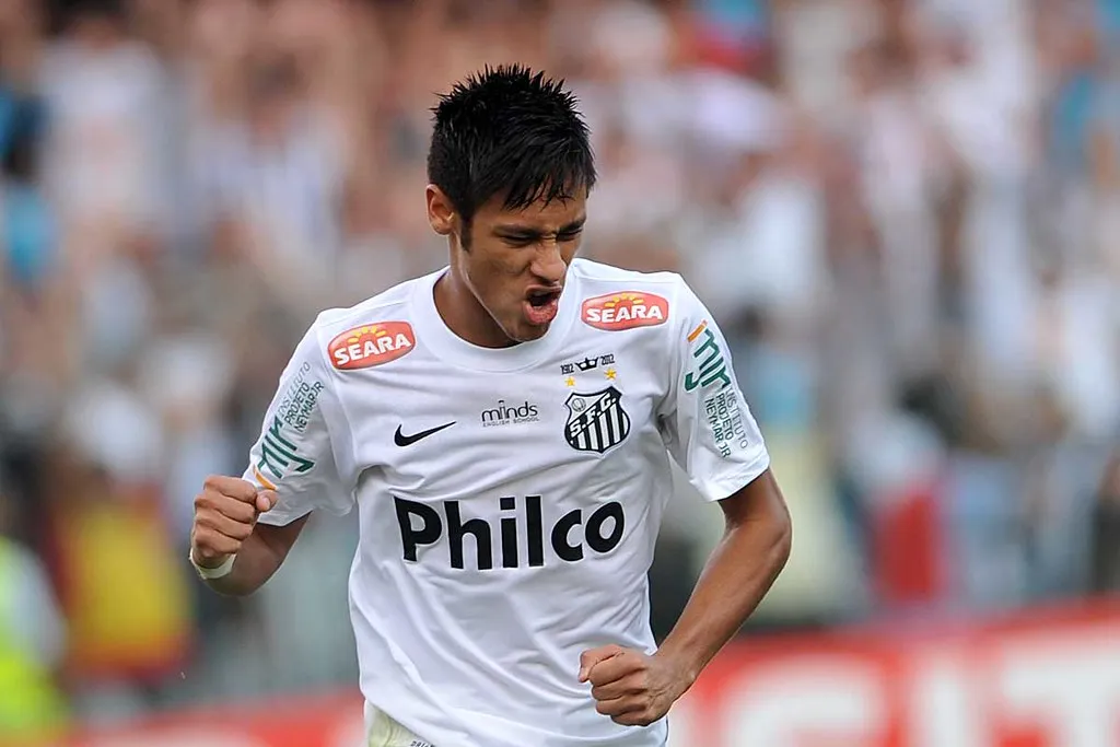 Neymar com a camisa do Santos durante a primeira passagem