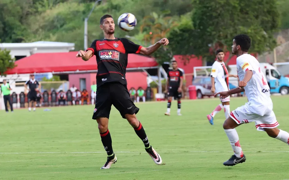 Gabriel Silva em campo pelo Vitória