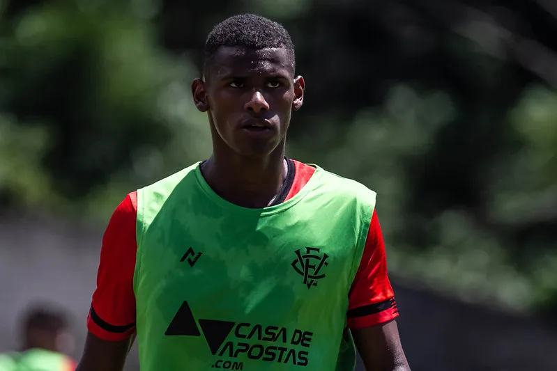 Volante João Pedro em treino pelo Vitória