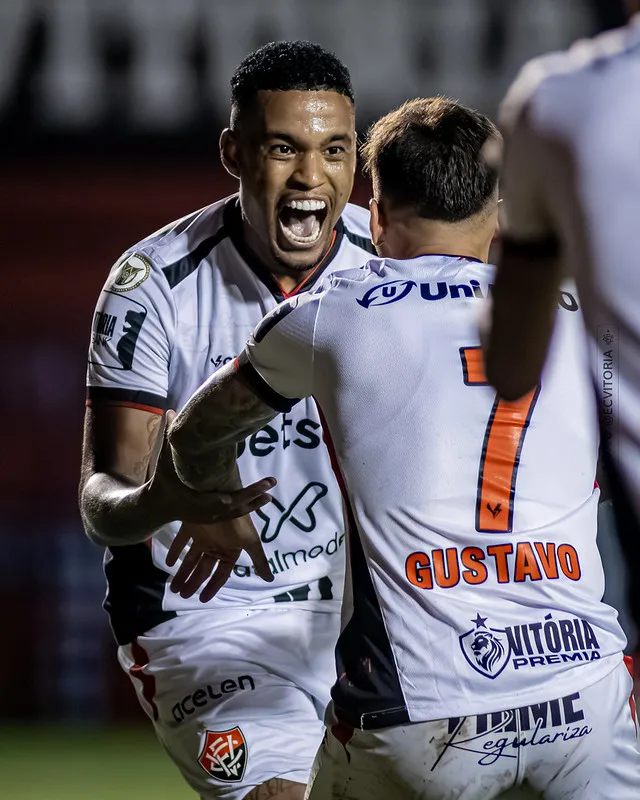 Alerrandro comemora gol marcado contra o Fortaleza