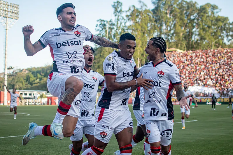 Jogadores do Vitória comemorando o gol contra o Corinthians, na derrota por 2 a 1