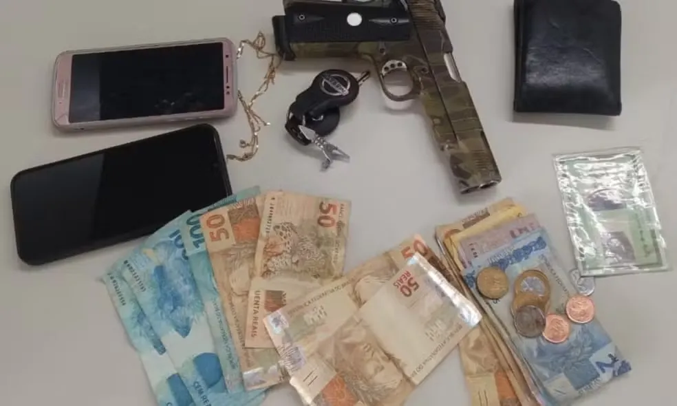 Dupla estava com uma arma 'fake' e cerca de mil reais em dinheiro vivo