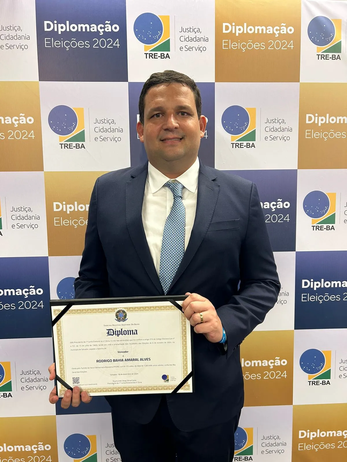 Rodrigo Amaral com o diploma de vereador eleito