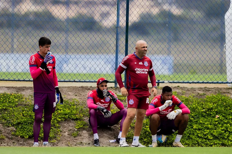 Gabriel, Danilo Fernandes e Adriel em treino no CT Evaristo de Macedo