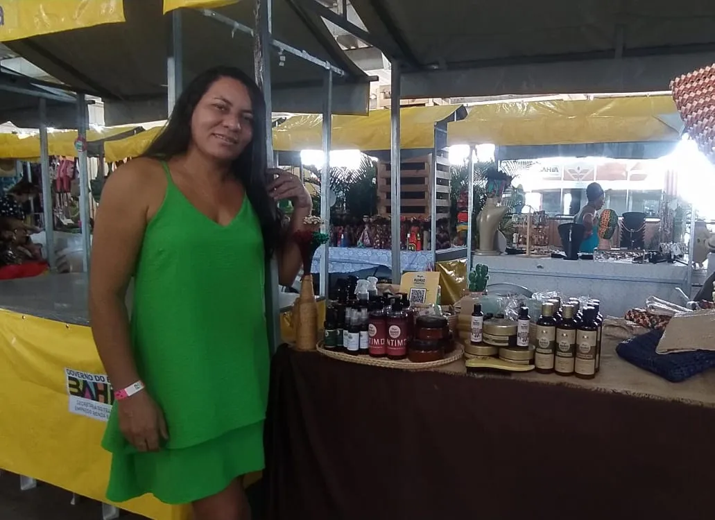 Joana da Silva apresentando seus produtos na Fenagro