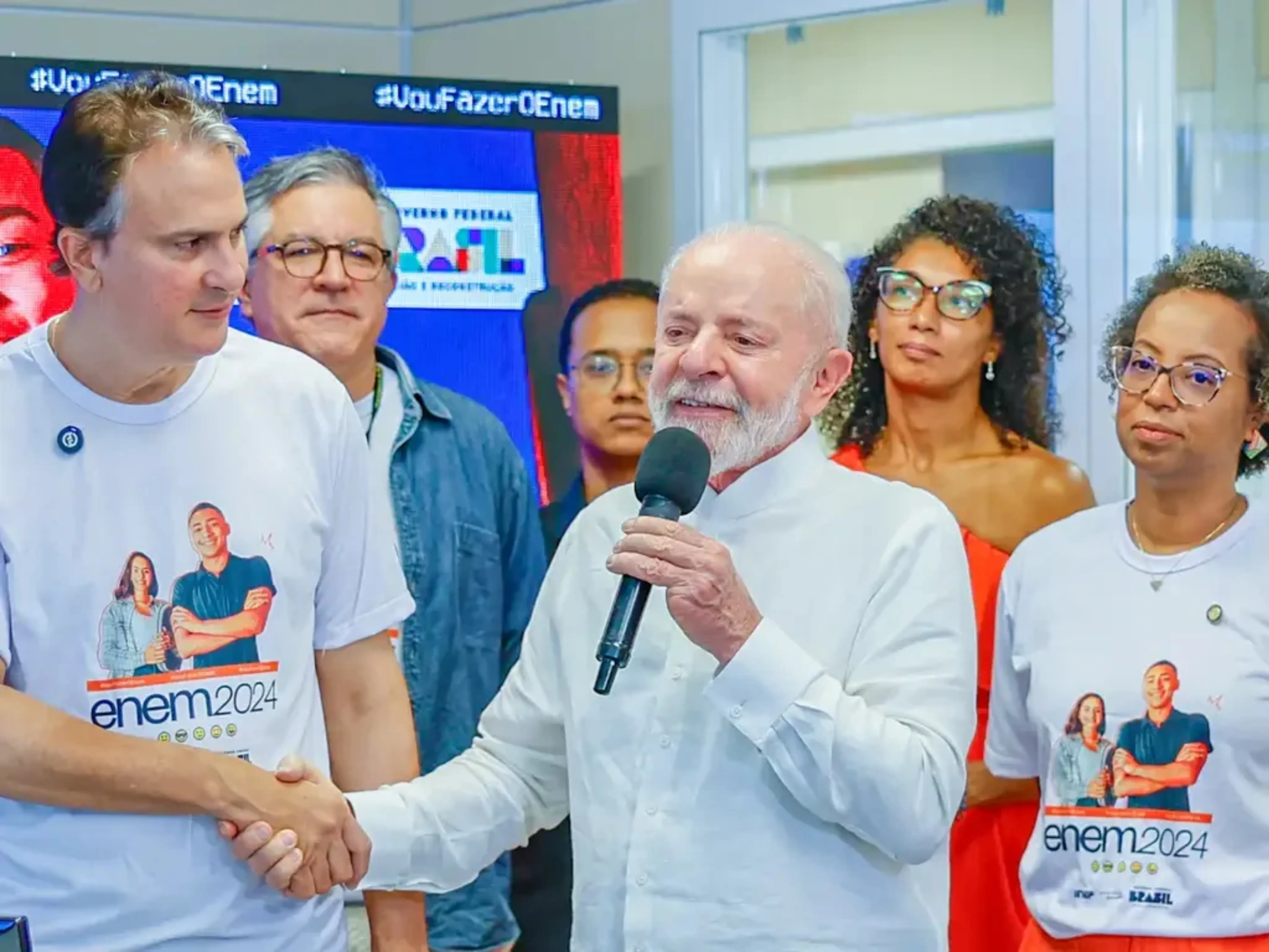 O ministro da Educação, Camilo Santana, e o presidente da República, Luiz Inácio Lula da Silva durante Visita à Sala de Monitoramento