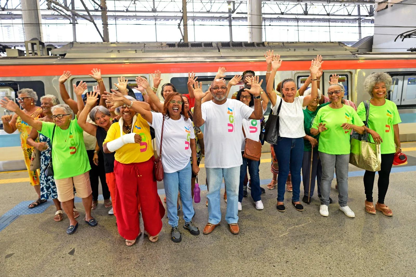 Imagem ilustrativa da imagem Estudantes idosos dão rolé especial no metrô de Salvador