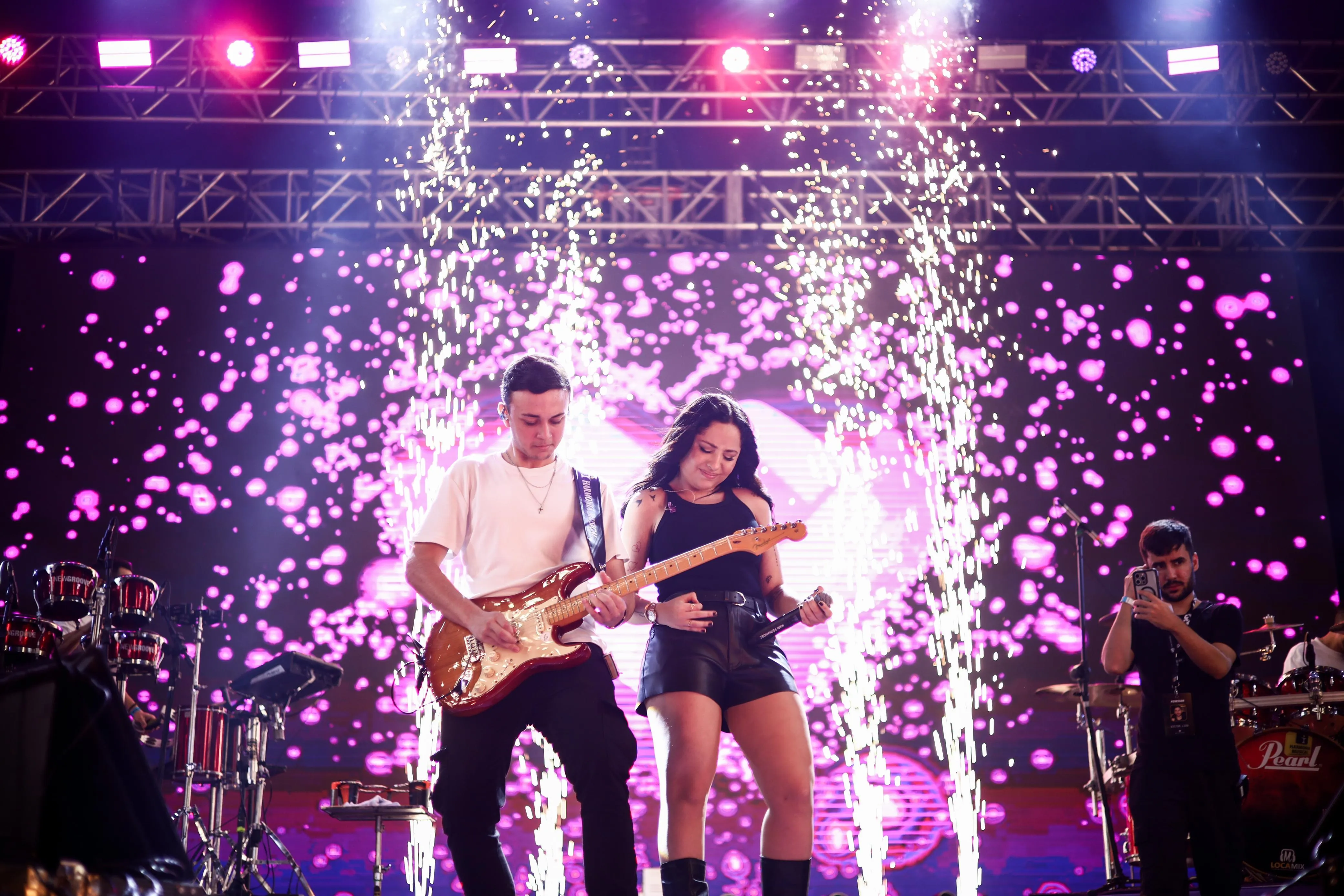 Mari Fernandez cantou seu maiores sucessos durante show no Parque de Exposições