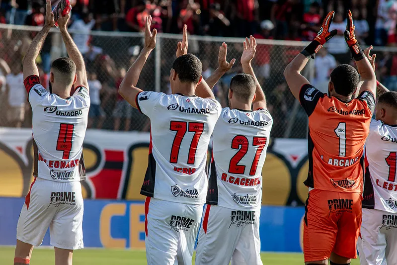 Jogadores do Vitória saudando a torcida