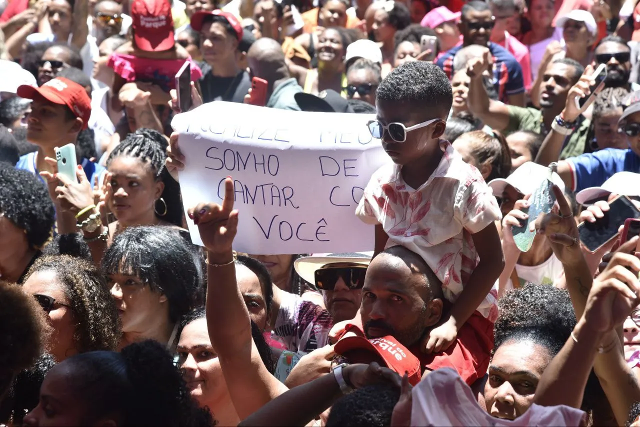 Fã mirim subiu ao palco e cantou com Thiago Aquino