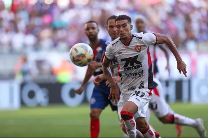 Gabriel Baralhas, volante do Vitória, em campo no Ba-Vi