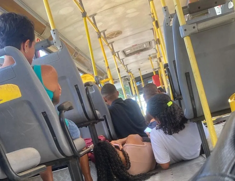 Populares se jogaram no chão do ônibus para se protegerem