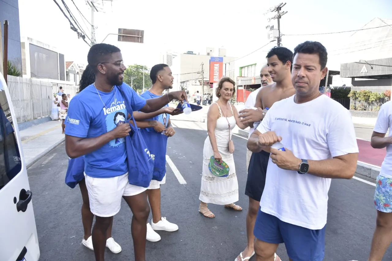 Público pôde adquirir garrafinhas de água e ventarolas no ponto do A TARDE