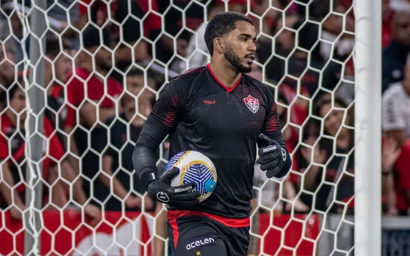 Lucas Arcanjo durante aquecimento para Athletico-PR x Vitória