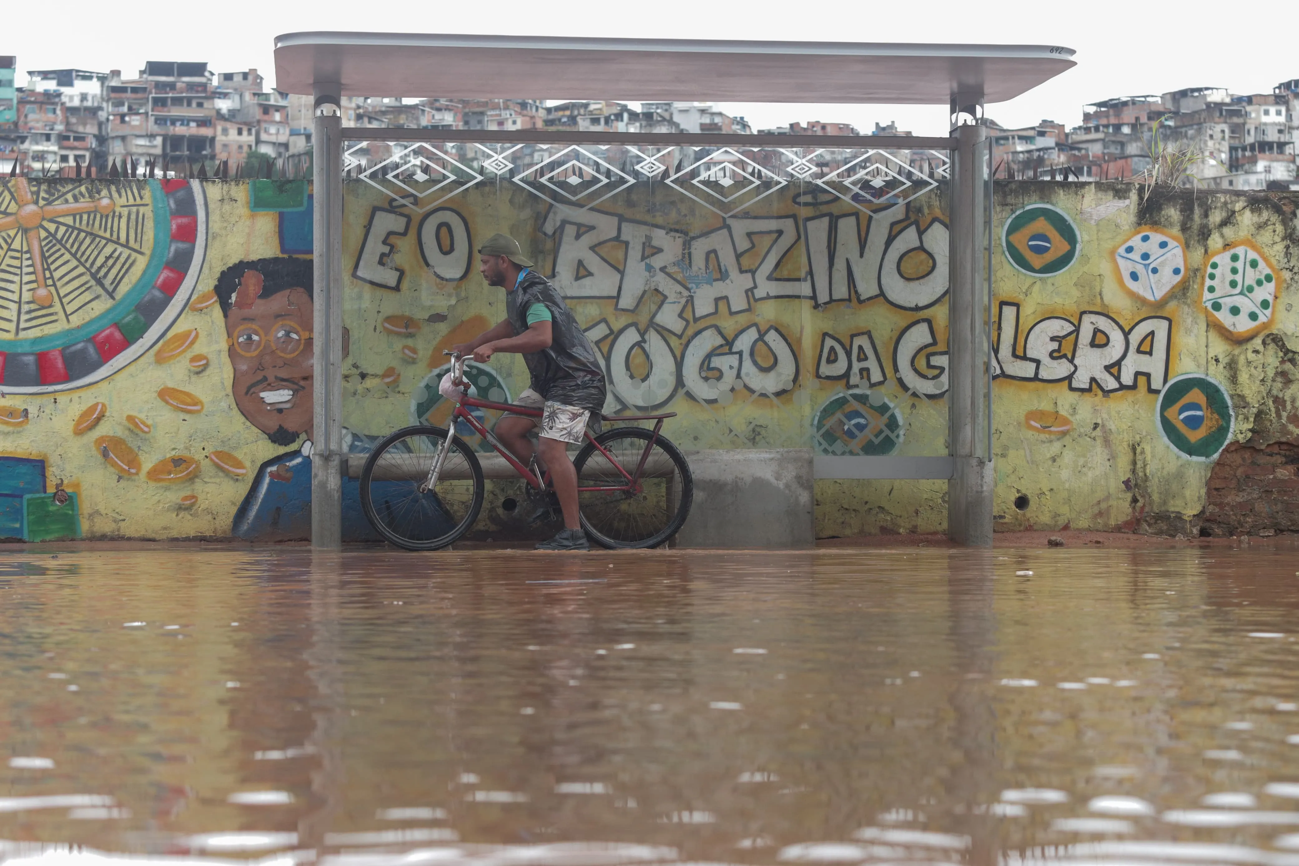 Rua alagada no bairro da Calçada