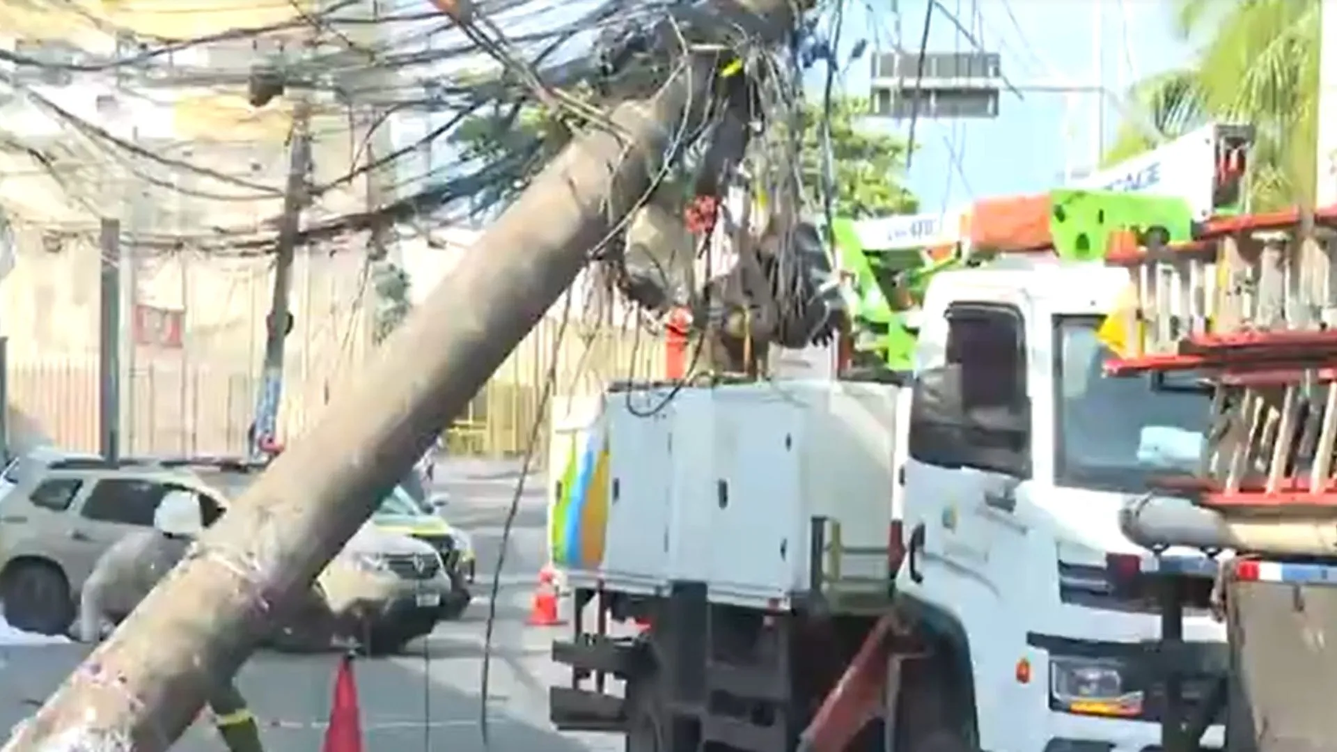 Poste atingido pelo veículo será substituído