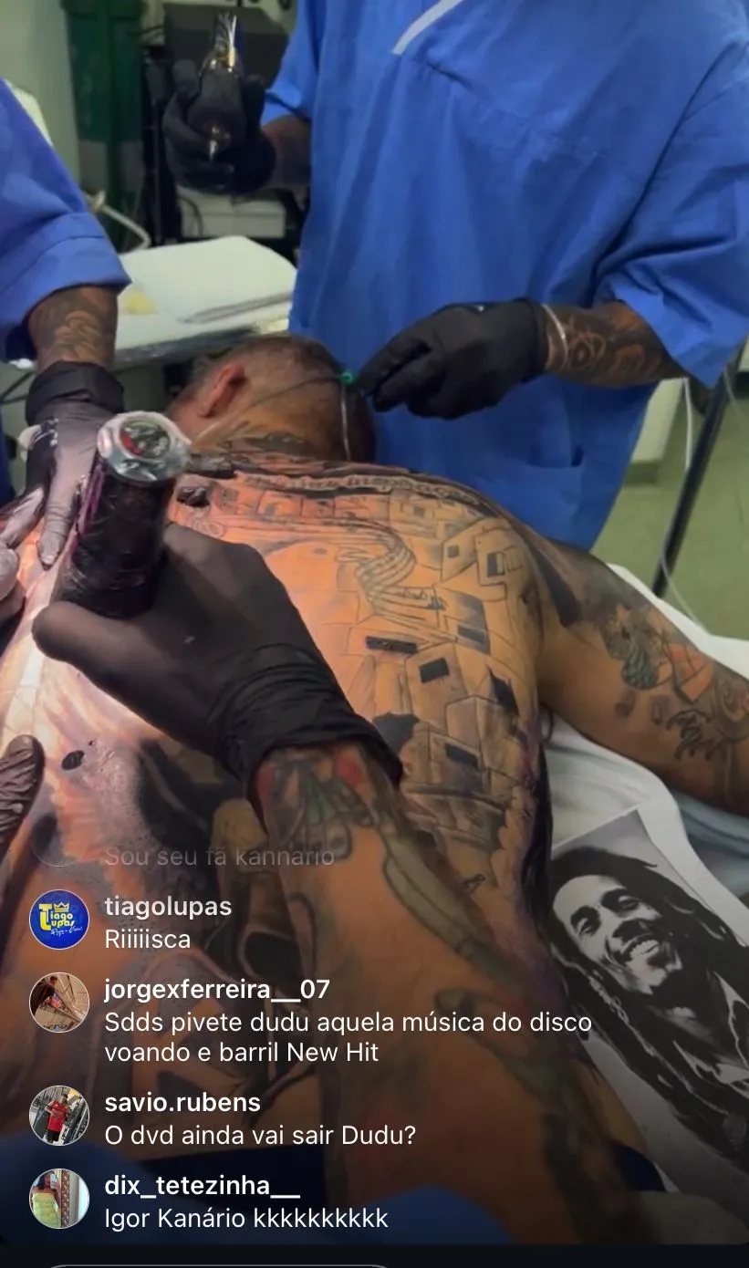 Igor Kannário faz novas tatuagens