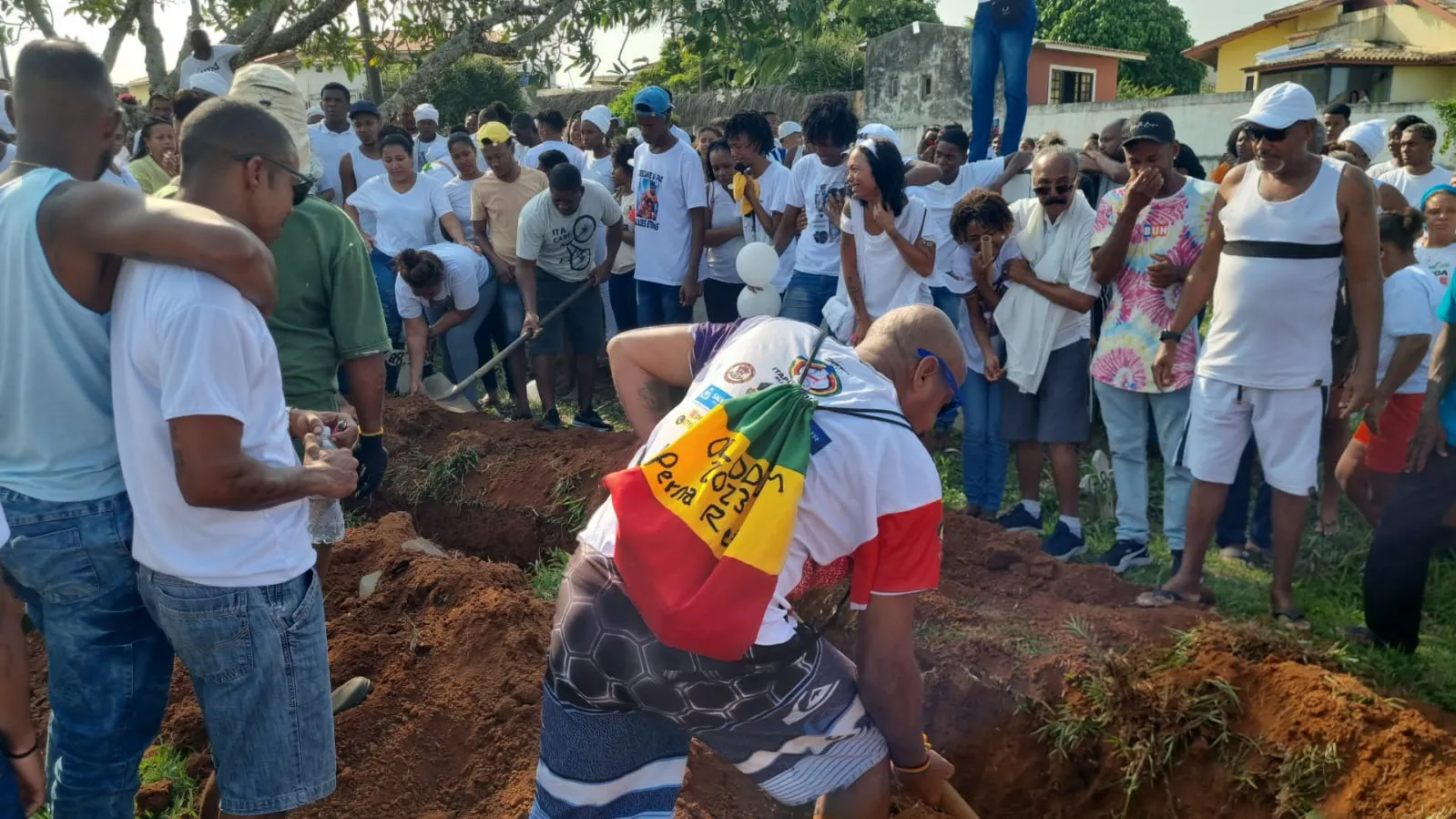 Familiares e amigos participaram do enterro de Daniel e Gustavo Natividade