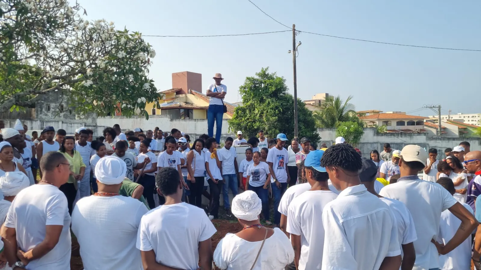 Enterro dos irmãos Daniel e Gustavo contou com a presença de diversos amigos e familiares