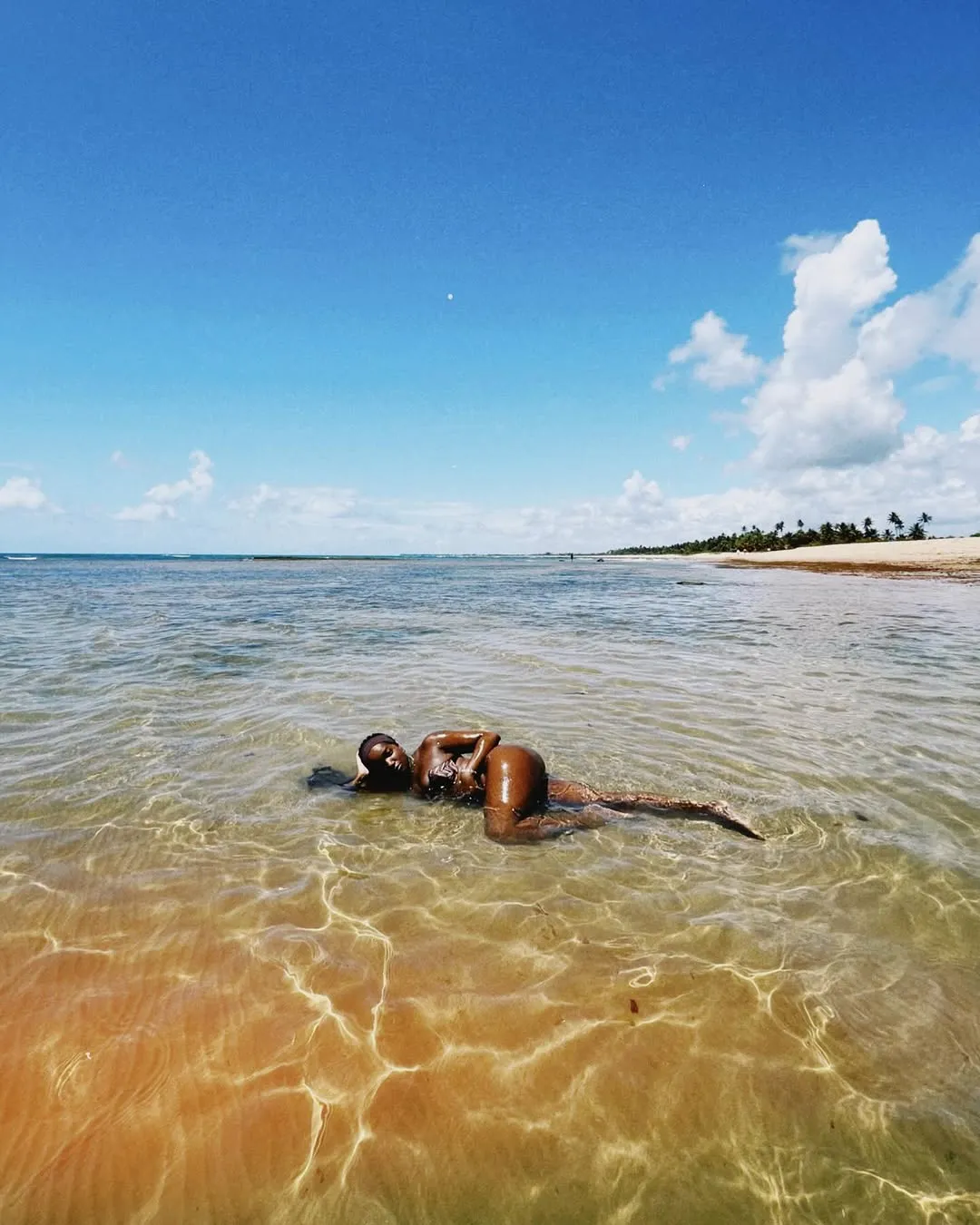 Imagem ilustrativa da imagem Iza bota corpão pra jogo e abala tudo com fotos em Praia do Forte