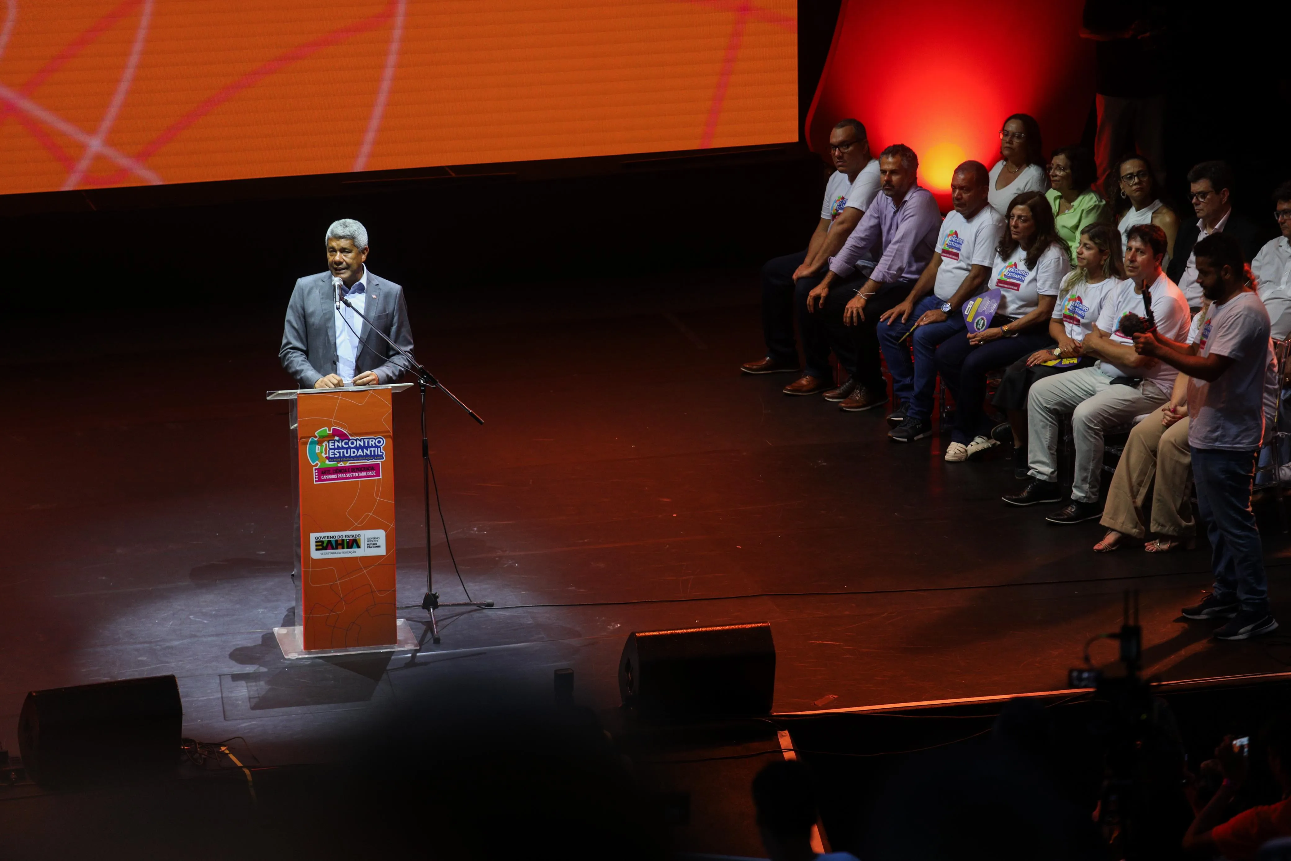 "Nós acreditamos muito em vocês", disse o governador aos alunos presentes