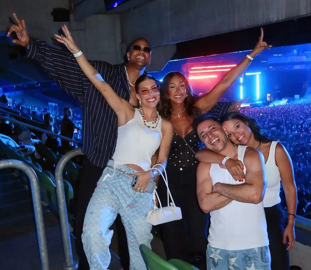 Léo Santana curtiu o show com a esposa, a irmã e um casal de amigos