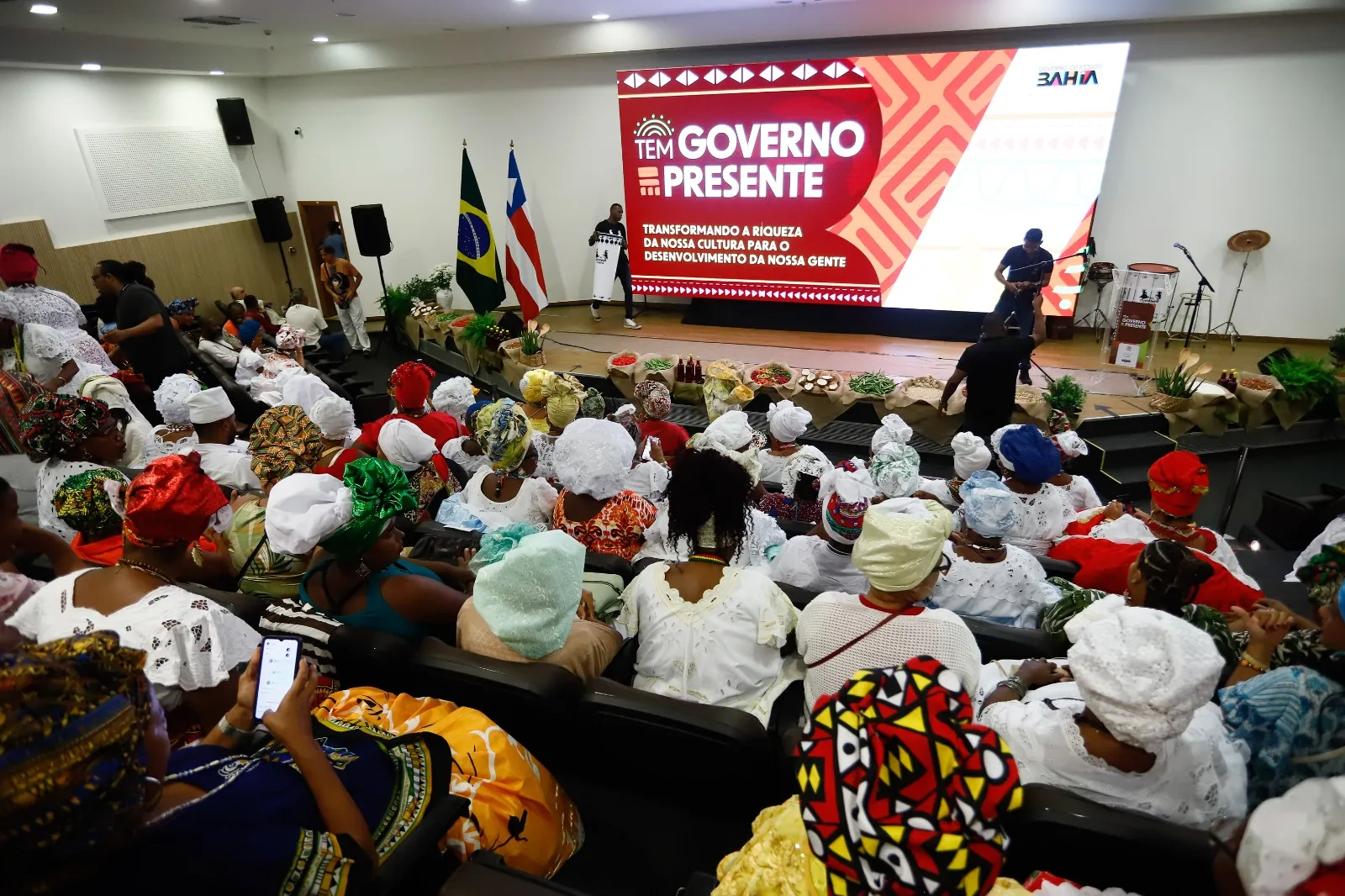 Imagem ilustrativa da imagem Mais de 200 baianas e baianos de acarajé recebem certificado após qualificação