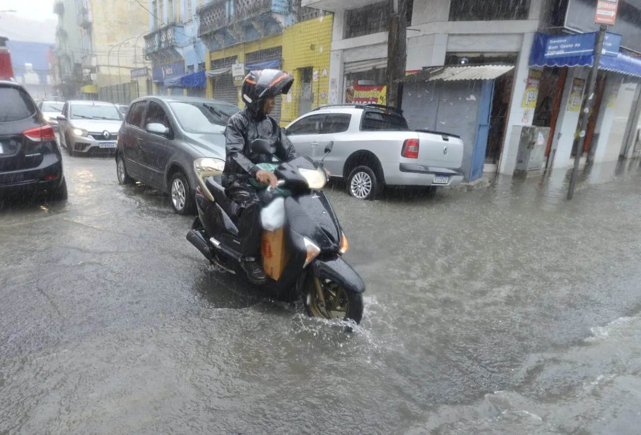 Galera fica no perrengue em dia de toró brabo