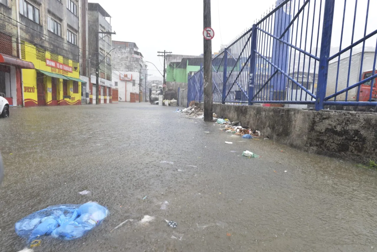 Lixo acaba espalhado nas ruas devido ao alto volume de chuva