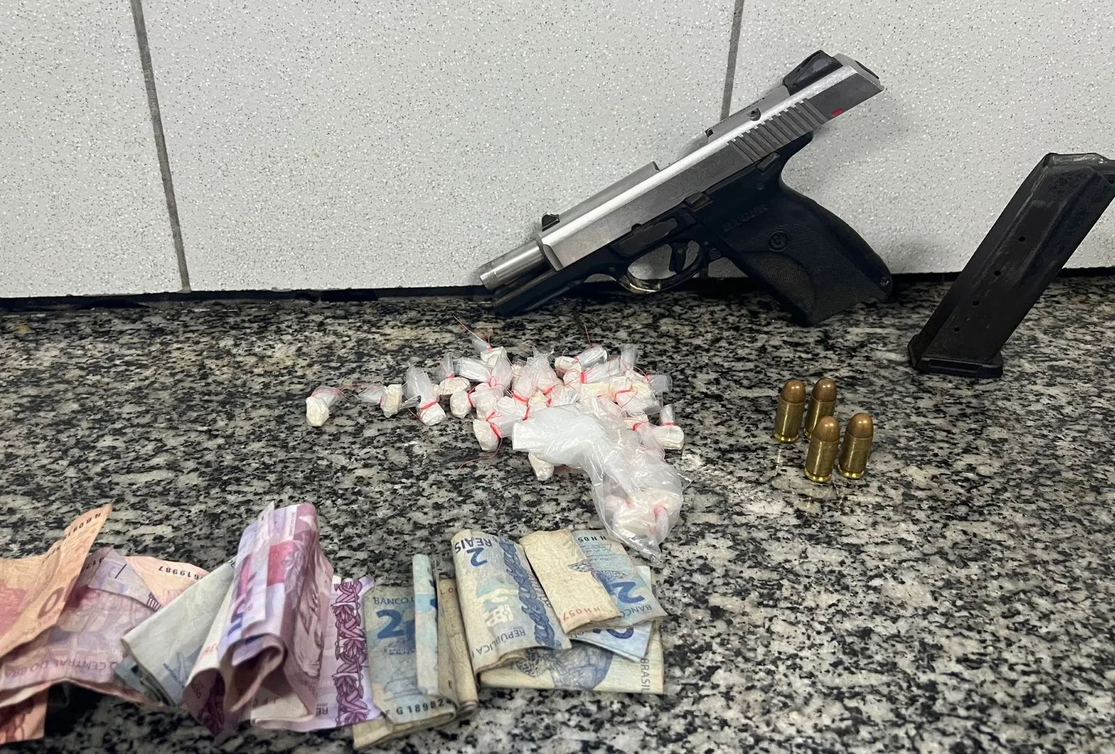 Segundo a PM, com o suspeito foi encontrado uma pistola .45, de calibre restrito, e munições