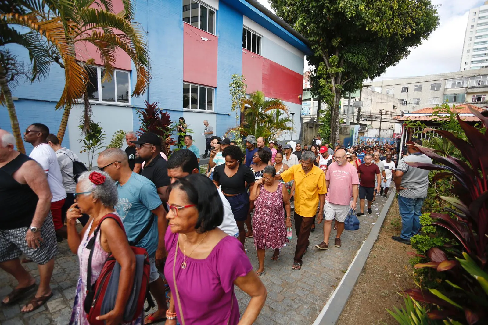 Imagem ilustrativa da imagem Na base da correria, galera 'invade' colégio Luiz Viana para votação