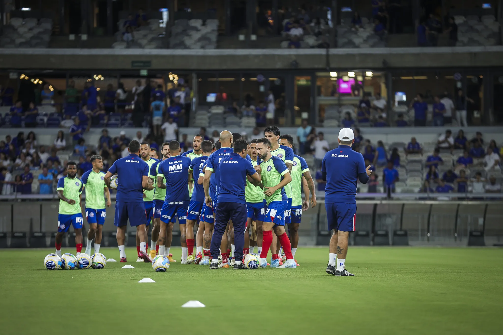 Elenco tricolor em aquecimento antes de encarar o Cruzeiro