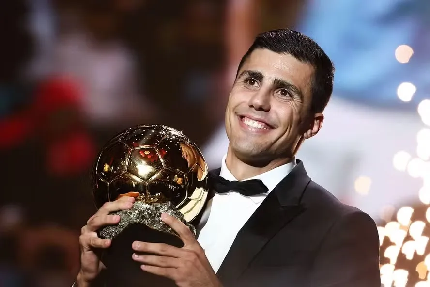 Rodri com a Bola de Ouro