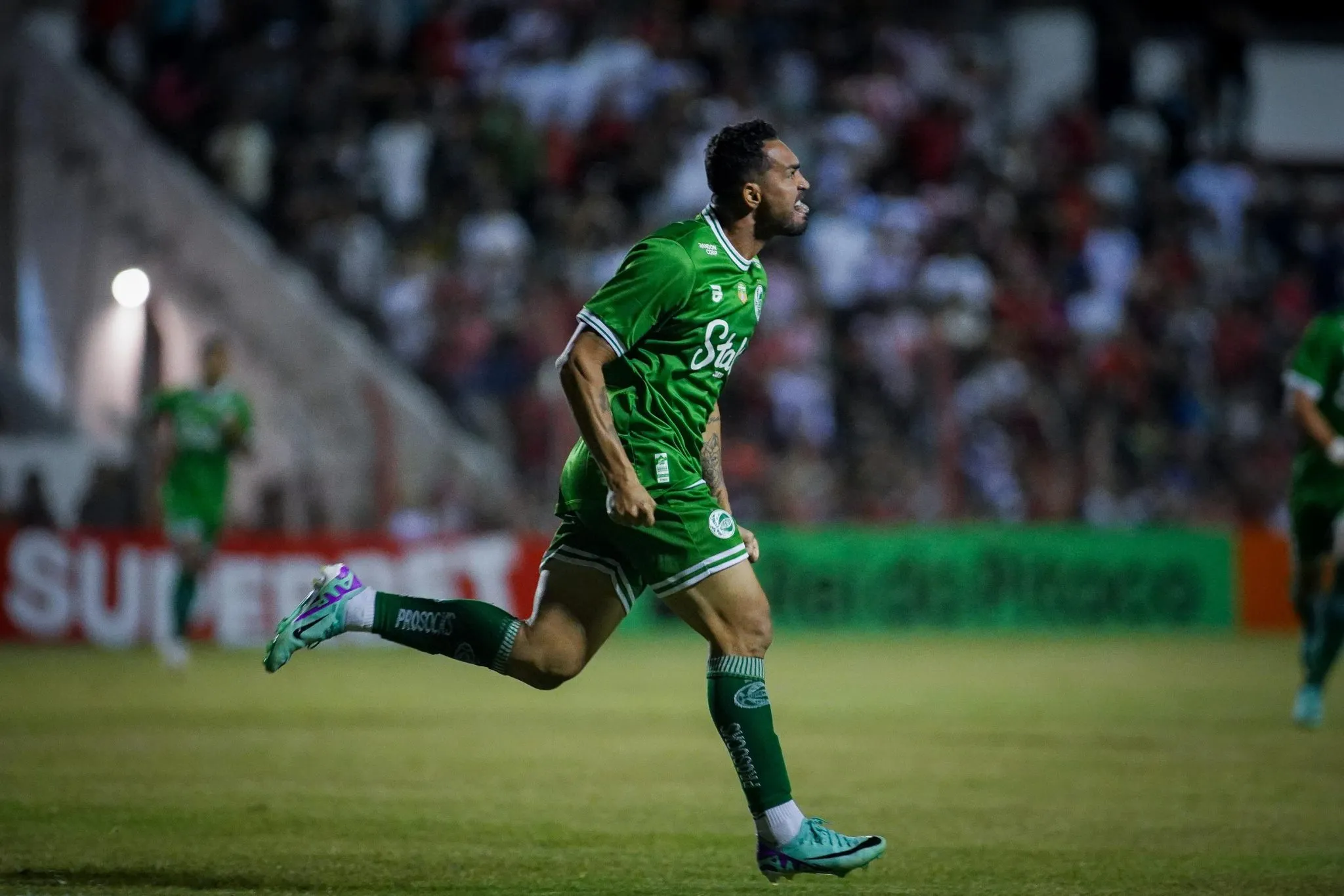 Centroavante assinou com o clube gaúcho no início deste ano